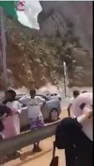 مؤثر بالفيديو.. مكالمة هاتفية بين سيدة وابنتها على الحدود المغربية الجزائرية