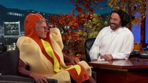 Harrison Ford évoque son accident d'avion et Star Wars VII en costume de... hot dog