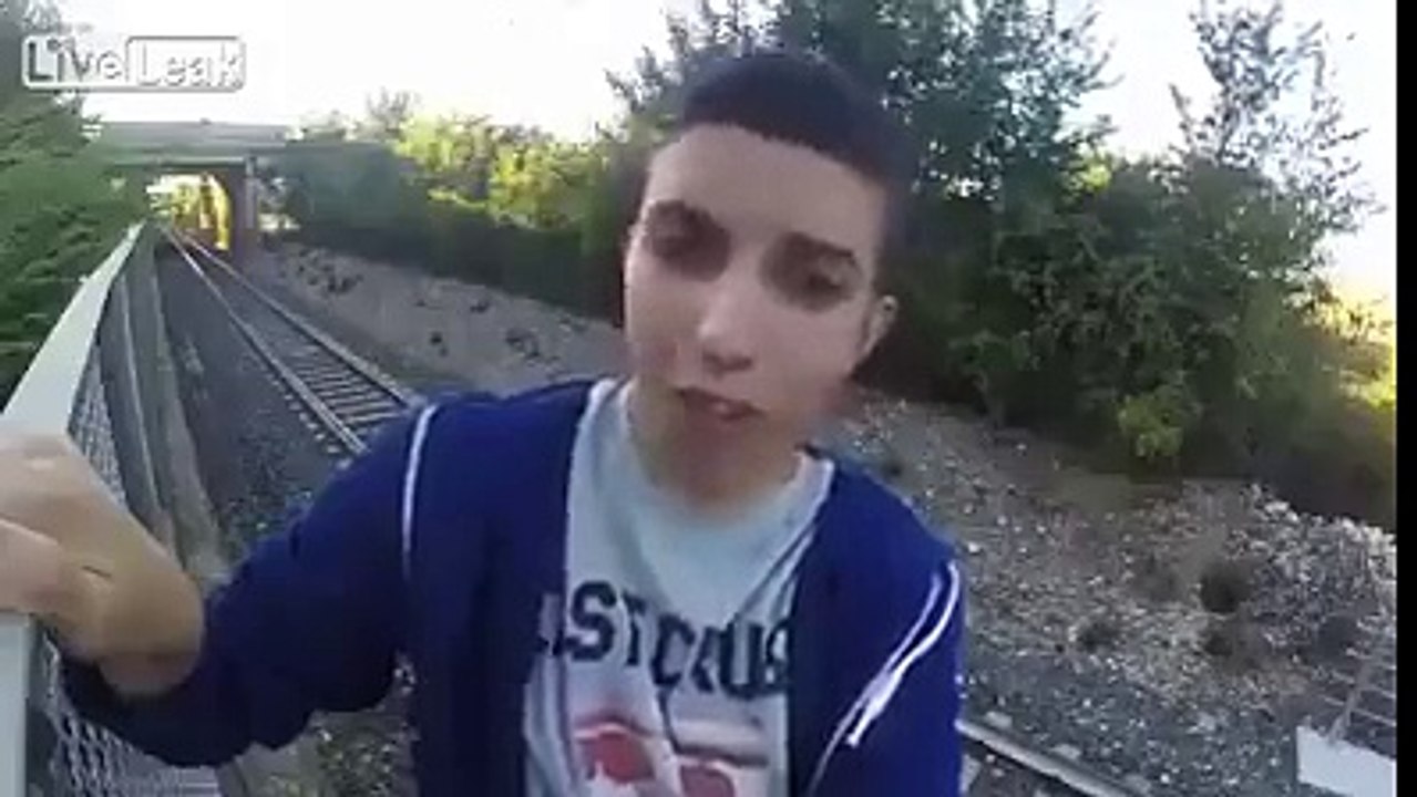 Gila! Video Aksi 'Bunuh Diri' yang Dilakukan Pemuda di Rel Kereta Ini Bikin Netizen Deg-degan!