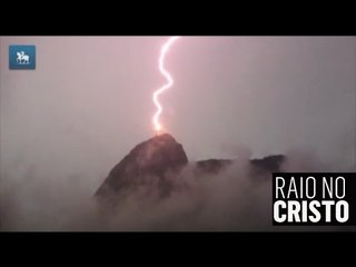 Raio atinge Cristo Redentor no Rio