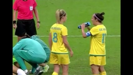 -Australia Captain Lisa De Vanna Comically Tries To Drink From A Bottle!