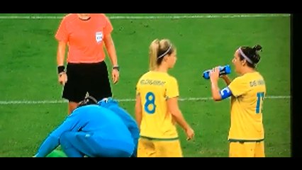 Lisa De Vanna Struggles With Water Bottle vs Canada!