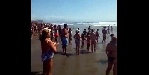 Una cadena humana salva a un bañista y dos socorristas en una playa de Málaga
