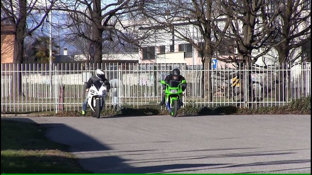 Yamaha R1 Vs Kawasaki ZXR 400 0-100