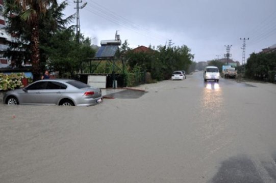 Bartın'da Sel Felaketi! Ne Varsa Denize Sürükleniyor; Bir Otobüs Dolusu Yolcu Mahsur