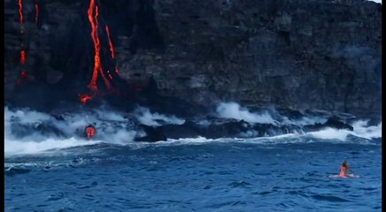 Alison Teal fait du surf à côté d'un volcan en éruption
