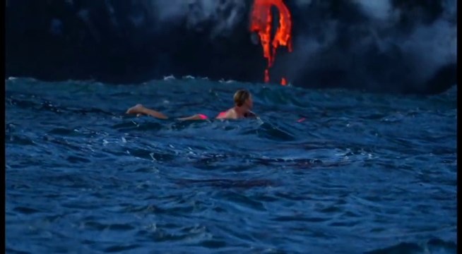 Alison Teal surfe à côté d’un volcan en éruption, magnifique !