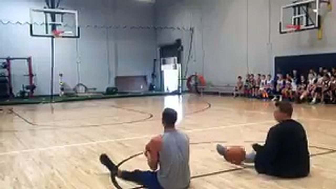 Stephen Curry marque sans problème du milieu du terrain... assis