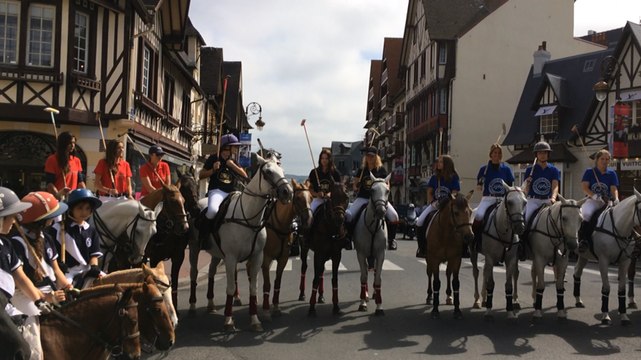Défilé des équipes de polo dans Deauville