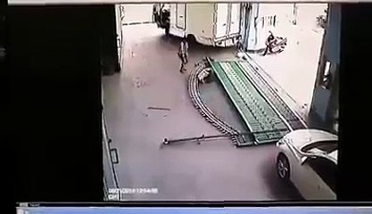 un homme écrasé par une barriére