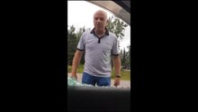 Très remonté, un papi refuse de dialoguer et utilise une matraque télescopique pour briser les vitres d'un conducteur !