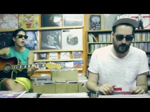 L'orso - I nostri decenni (acustico nel negozio di dischi)