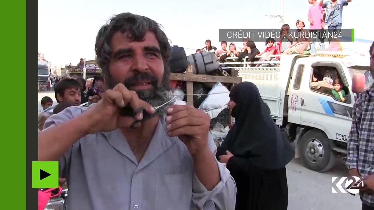 Libération de Manbij en Syrie : les femmes brûlent leurs burqas et les hommes coupent leur barbe