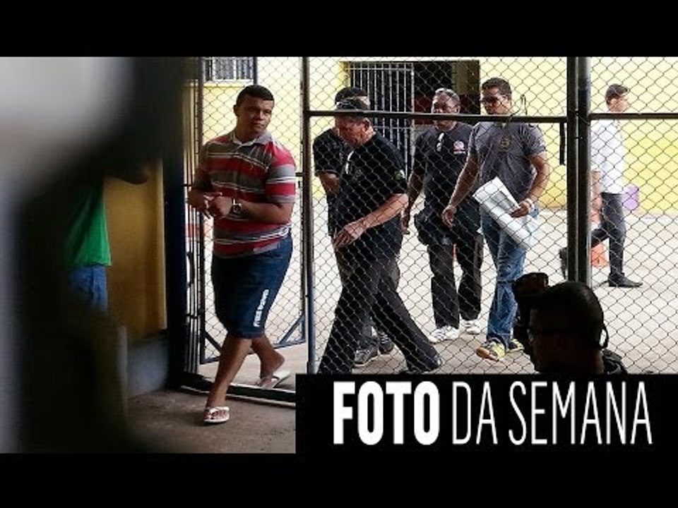 Pelo buraco da porta
