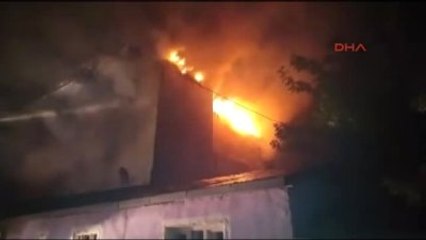 Ağrı Havai Fişekler Çatıyı Tutuşturdu