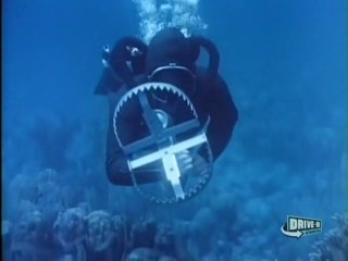 Female and male diver VS two evil divers, strange beartrap UW weapon [strangest UW weapon ever!]