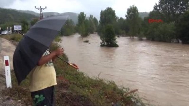 Bartın Sağanak Yağmur Nedeniyle Dere Taştı Yol Çöktü