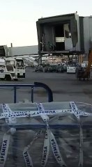 Cet homme est prêt à tout pour rattraper son vol. Il se lance à la poursuite de son avion qui est sur le point de prendr