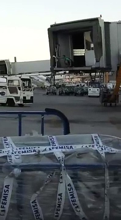 Cet homme est prêt à tout pour rattraper son vol. Il se lance à la poursuite de son avion qui est sur le point de prendr