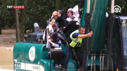 Amasra'da 2 otomobille bir otobüste mahsur kalan 47 kişi kurtarıldı