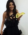 Priyanka Chopra shows how to eat Burger- Funny