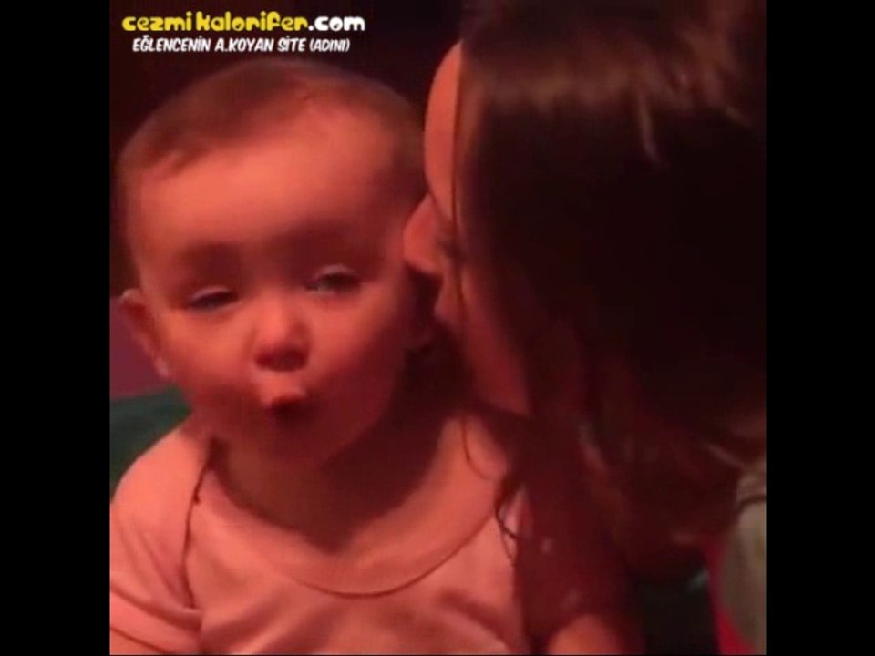 Duydukları Karşısında Şaşkınlığını Gizleyemeyen Bebiş