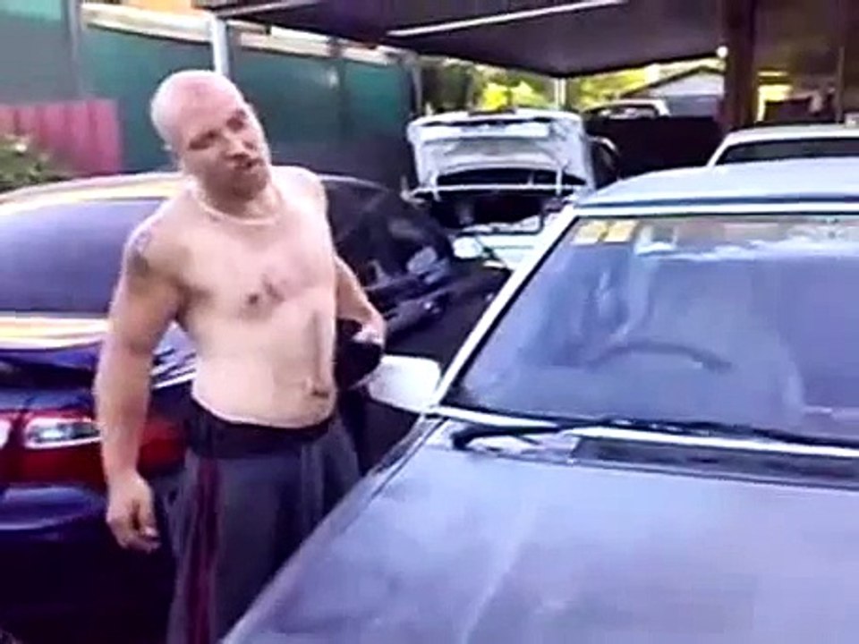 CASSER UN PARE-BRISE AVEC LA TÊTE