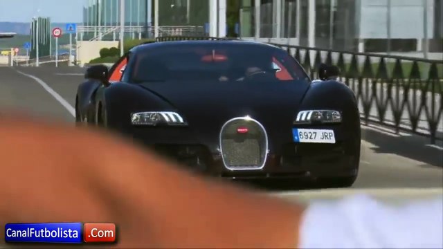 Cristiano Ronaldo escapa en su auto de la multitud de aficionados del Real Madrid • 2016