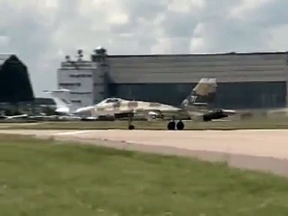 SUKHOI SU-37 SUPER FLANKER 'Cobra maneuvering'.flv