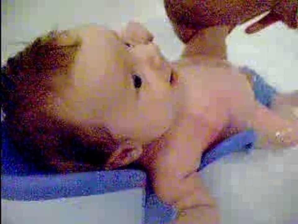 Vidéo de Gabriel la grenouille dans le bain