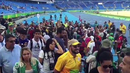 Público invade pista após provas de atletismo e grita "O Engenhão é nosso"