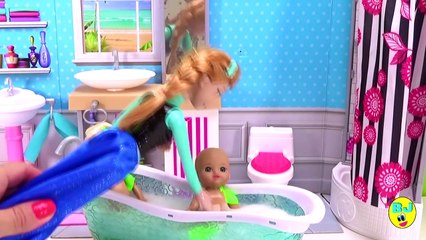 Frozen Anna kids Bath time baby doll pee & stuck in toilet toy