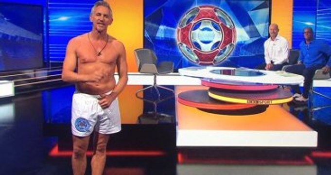 Gary Lineker Sözünü Tuttu, Canlı Yayına İç Çamaşırıyla Çıktı