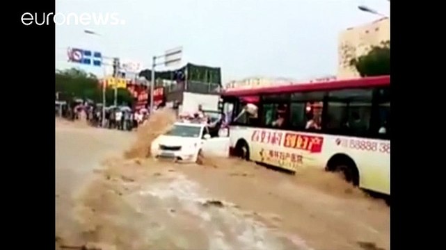 Miles de evacuados e importantes daños por las inundaciones en China
