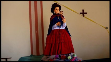 Entronizan a Virgen María aimara vestida como "cholita" en Bolivia_