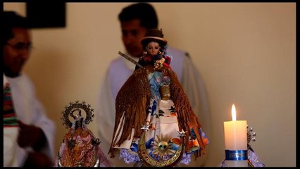 Virgen María aimara vestida como "cholita" en Bolivia es entronizada
