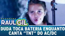 Duda arrasa na bateria enquanto canta `TNT` do ACDC