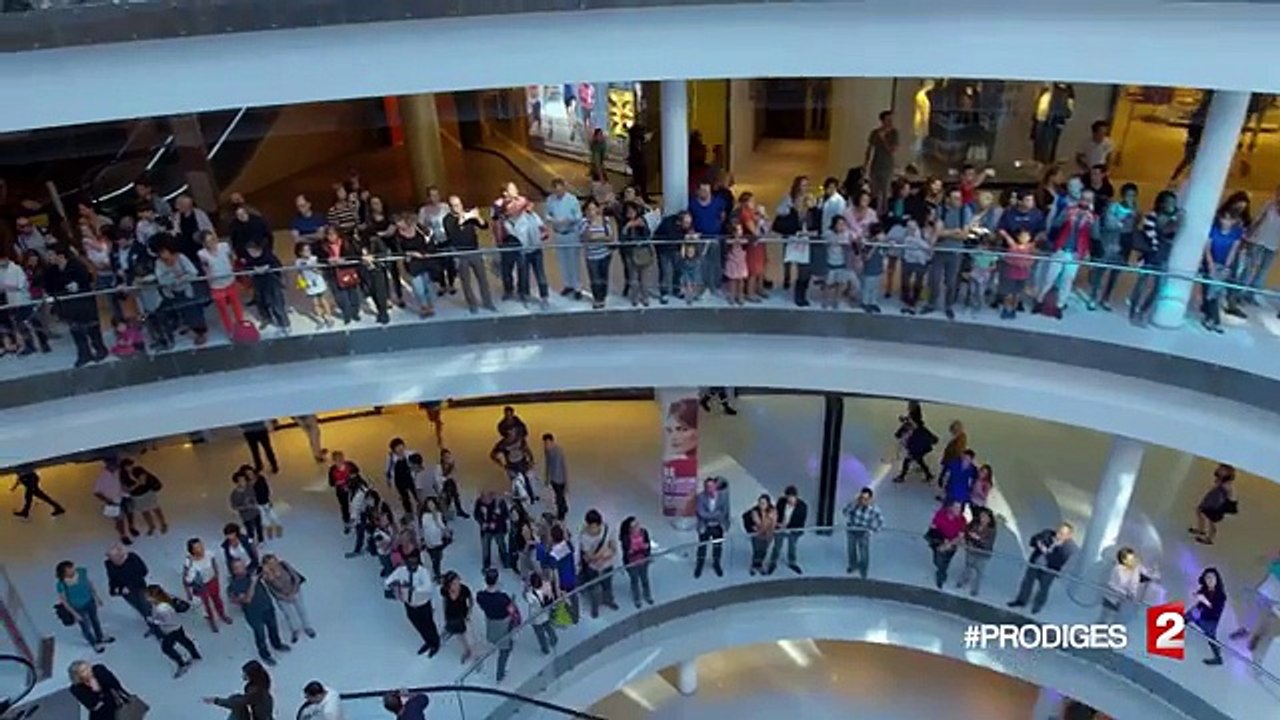 Dečak je seo za klavir u tržnom centru i napravio spektakl!