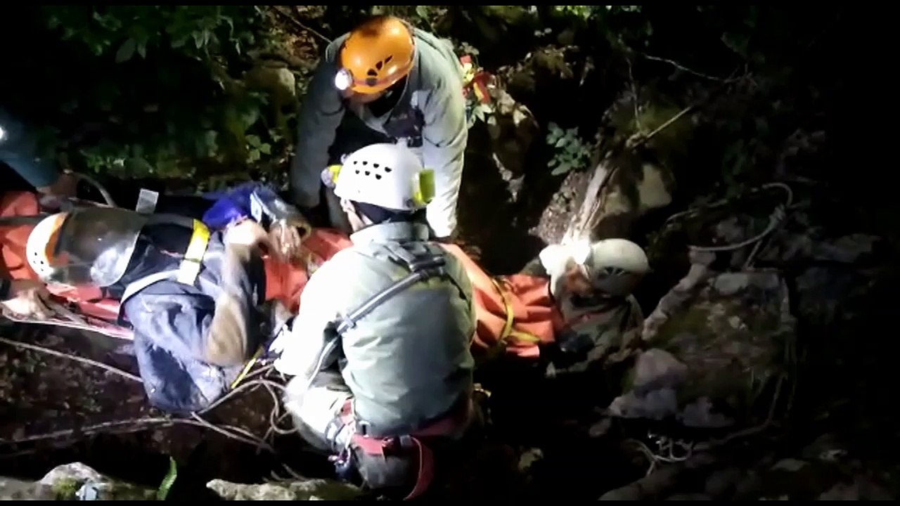 La sortie du spéléologue après plus de trois jours sous terre