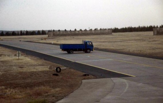 Diyarbakır'da İzinsiz Kalkış Olmasın Diye Uçak Pistlerine Araçlar Park Edilmiş