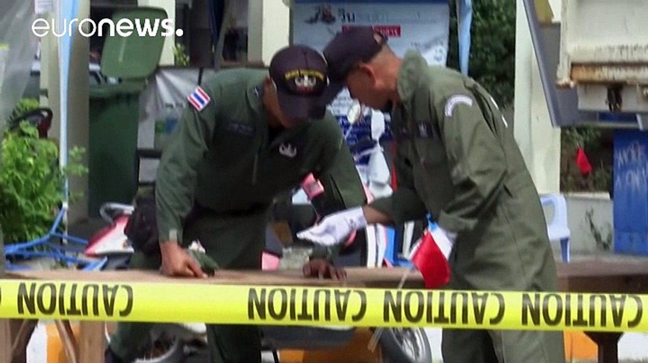 Thailand mourns as police hunt for bomb blast suspects
