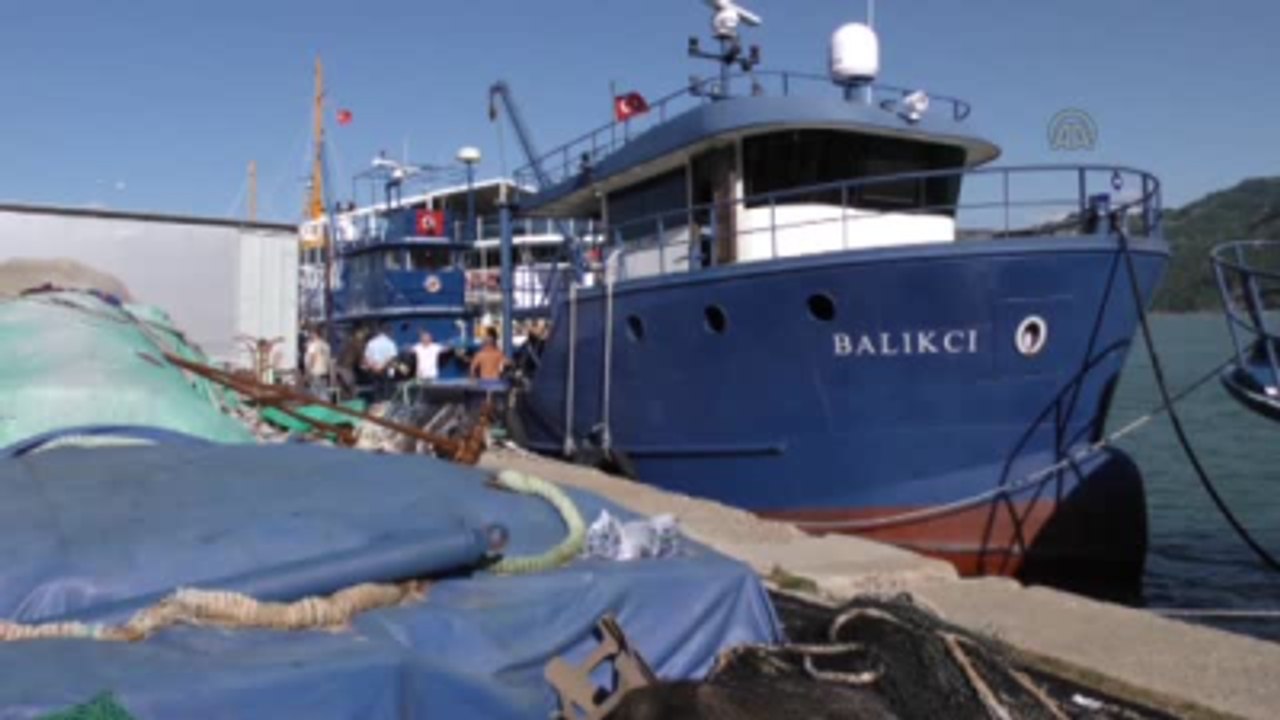 Sel Nedeniyle Kara Yoluyla Ulaşılamayan Kurucaşile İlçesine Yardım Gönderildi
