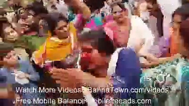 لاہور میں بچے اغوا کرنے والی عورت جب عوام کے ہاتھ لگی تو عوام نے کیا حشر کیا اسکا کپڑے تک پھاڑ دیے