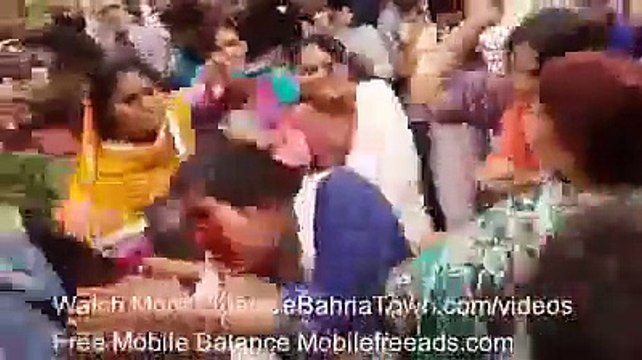 لاہور میں بچے اغوا کرنے والی عورت جب عوام کے ہاتھ لگی تو عوام نے کیا حشر کیا اسکا کپڑے تک پھا