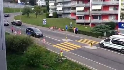 İsviçre’de Çocuklara Yaya Geçidini Uygulamalı Öğreten Koca Yürekli Sürücüler