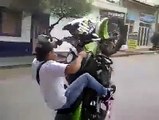 Hombre sufre accidente por estar haciendo piruetas en un motor