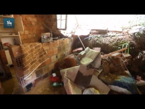 Moradores atingidos por desabamento em Nova Iguaçu tentam recuperar bens