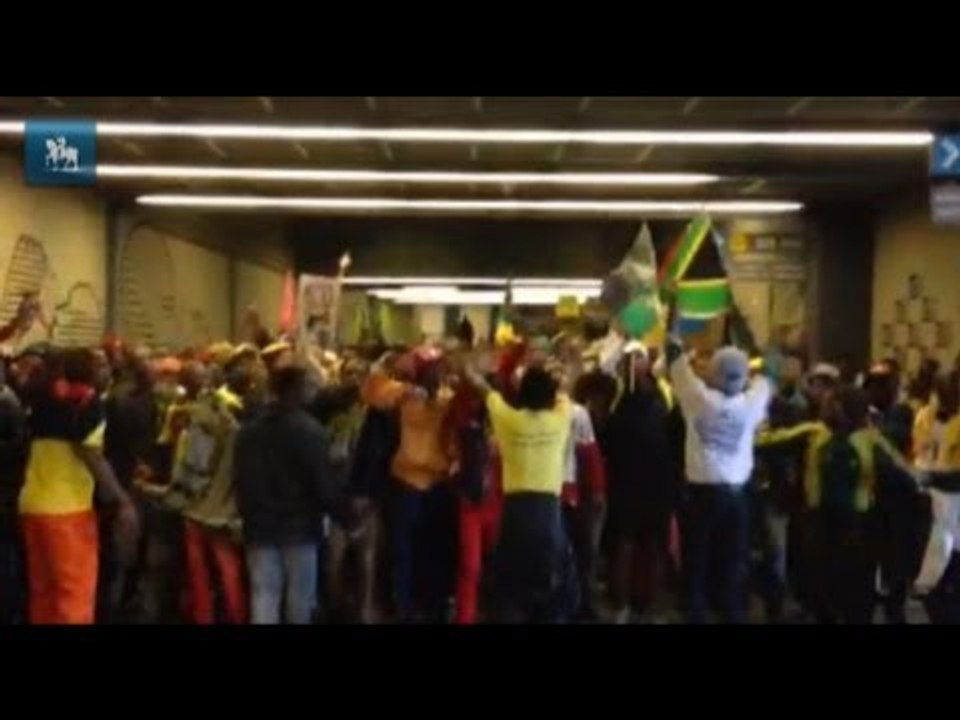 Sul-africanos celebram Nelson Mandela em Johannesburgo