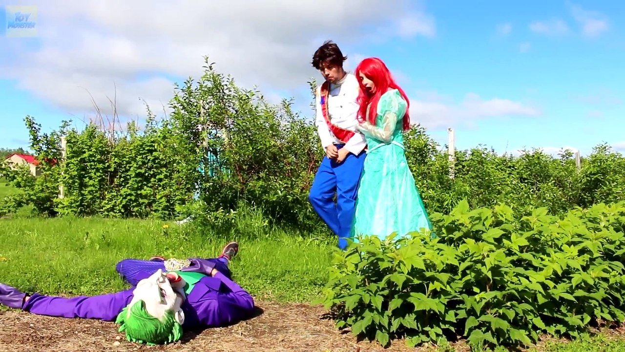 Spiderman & Frozen Elsa’s Giant Duck! w_ Pink Spidergirl, Anna, Maleficent, Joker & Surprise Eggs