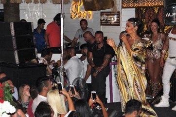 Demet Akalın Gece Kulübüne Gelenleri Uyardı Açıklaması